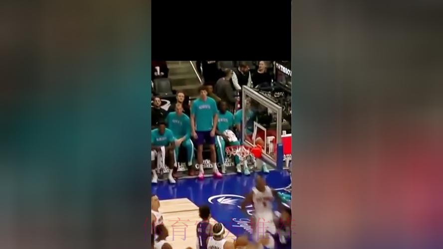 克尼佩尔快攻妙传 米勒跟进扣篮得手 克尼佩尔快攻妙传 米勒跟进扣篮得手